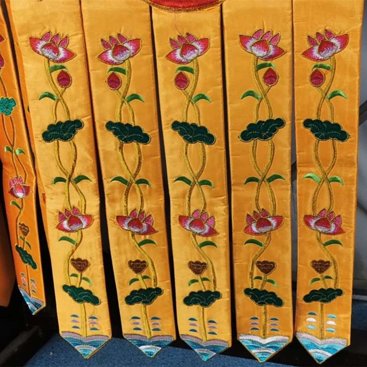 厂家直供寺院装饰潮绣幢幡宝盖手工凸金字浮字立体绣莲花幡3米