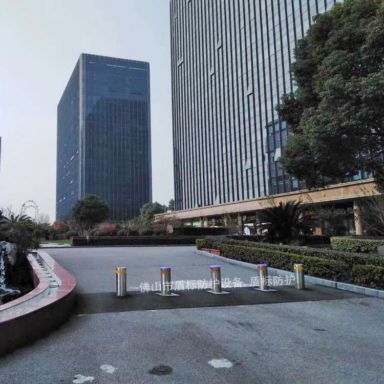 盾标防护自动升降路柱液压地桩电子车挡云南红河市建水一中防撞柱