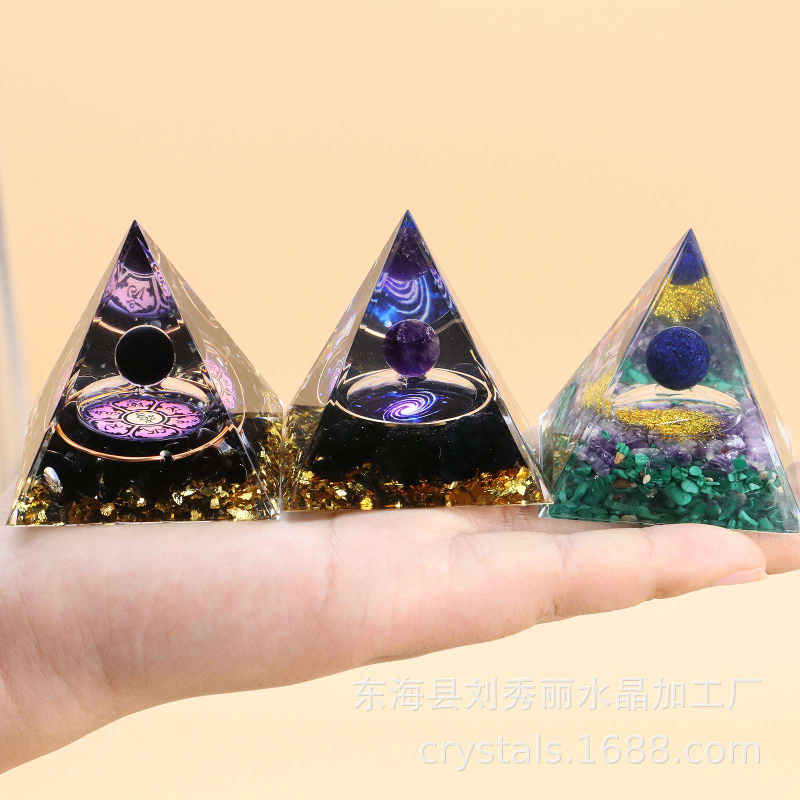 跨境热销宇宙水晶风水金字塔5cm水晶金字塔碎石滴胶金字塔