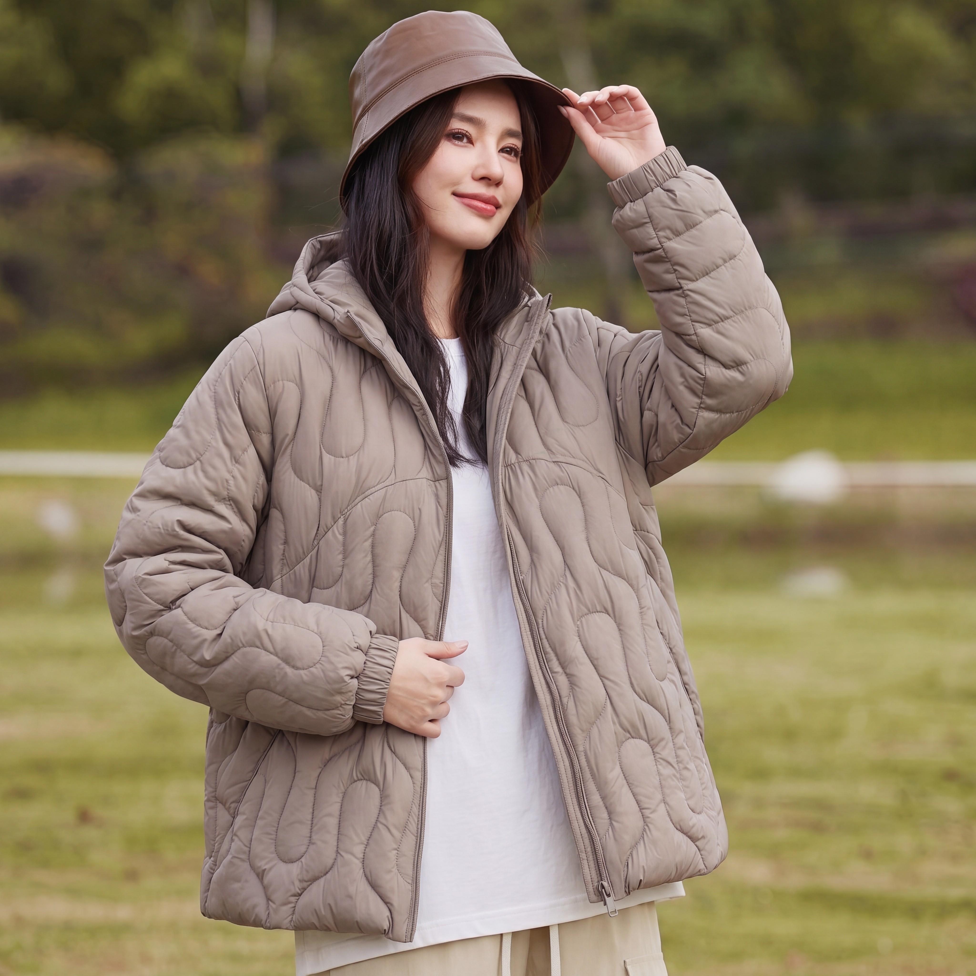 鸭鸭轻薄潮流短款羽绒服女连帽
