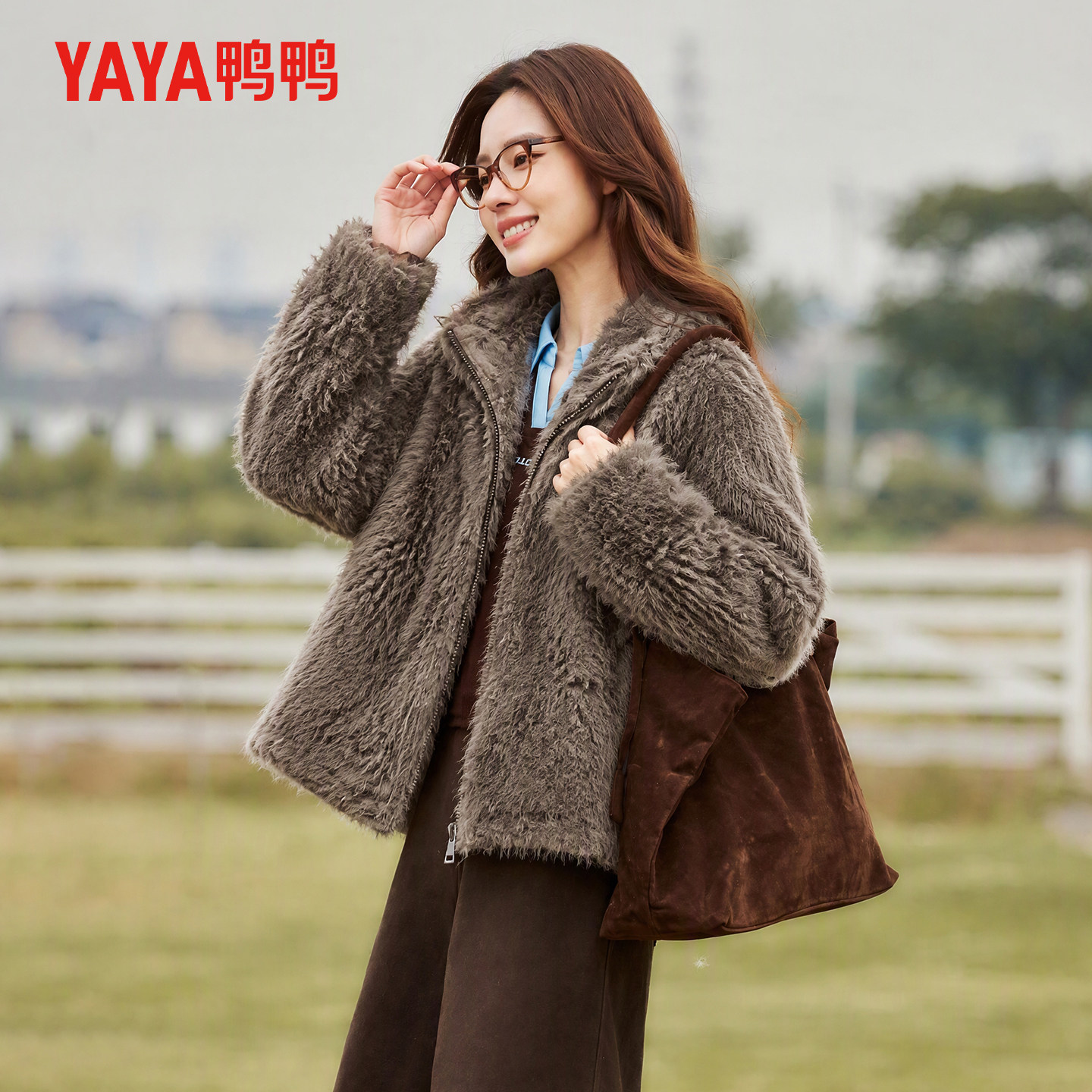 鸭鸭短款潮流羽绒服女加厚羊羔毛