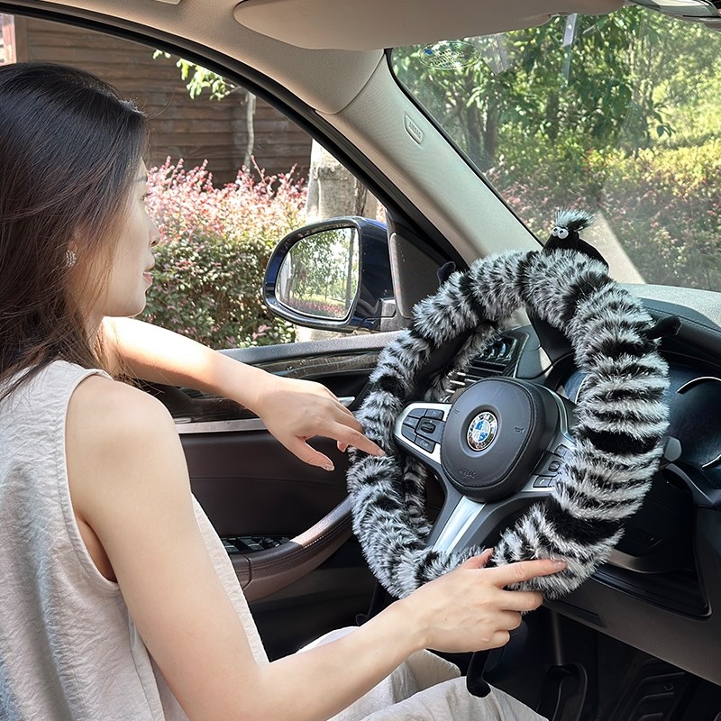汽车方向盘套女款冬季毛绒通用型可爱卡通装饰冬天毛毛防滑车把套