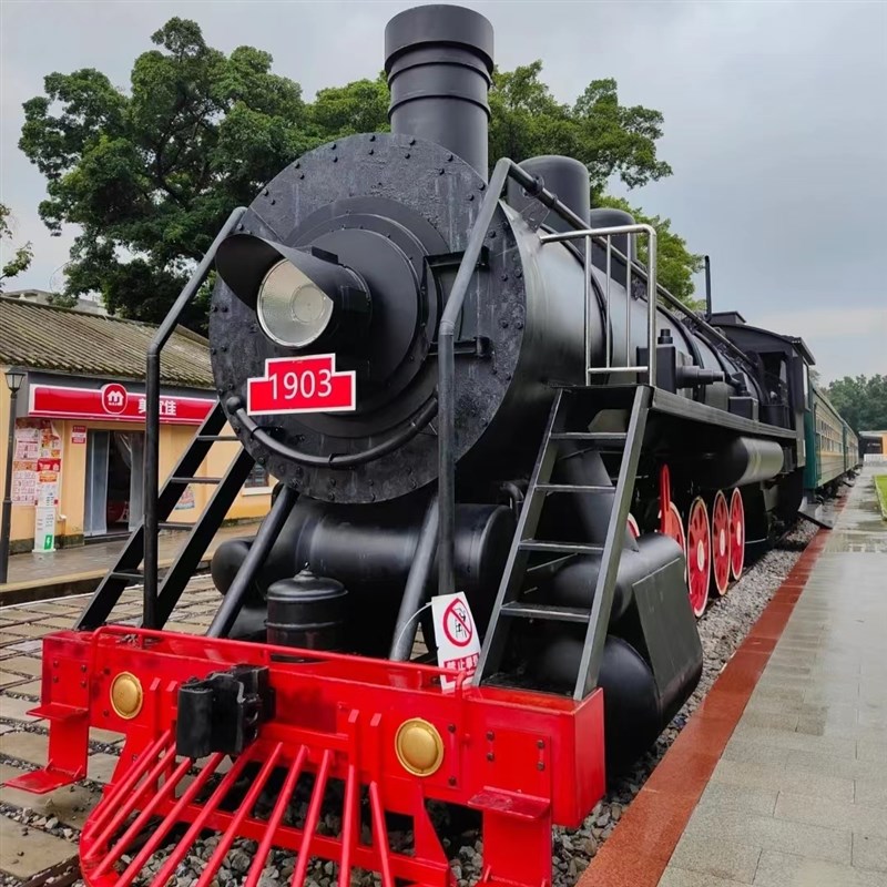 大型绿皮复古火车头车厢模型景区公园商场蒸汽车装饰合影美陈道具