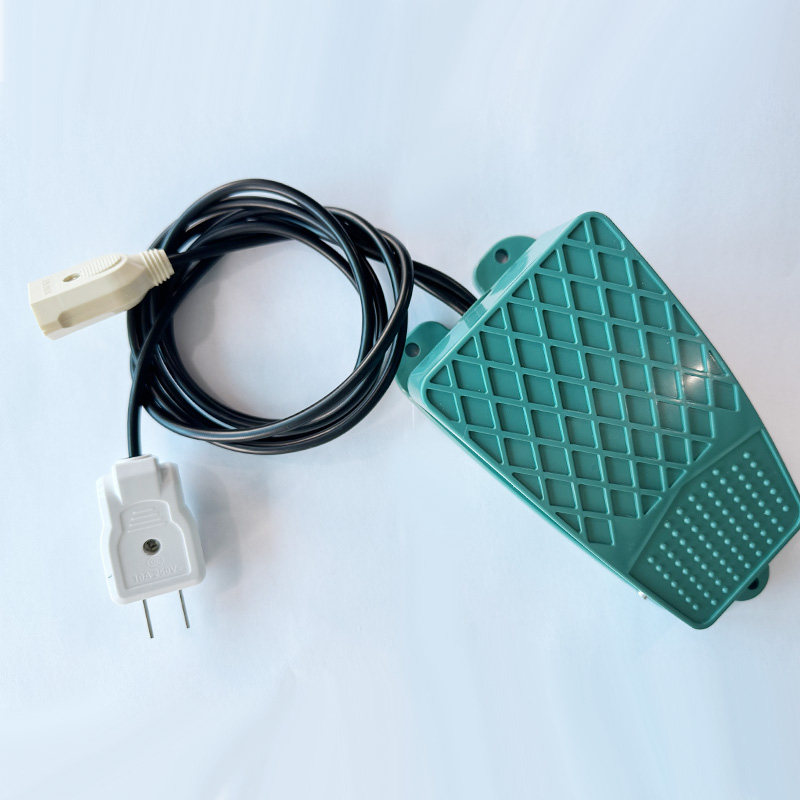 脚踏开关带线带插头脚踩式踏板控制器220V380v自锁自复位点动银点图片