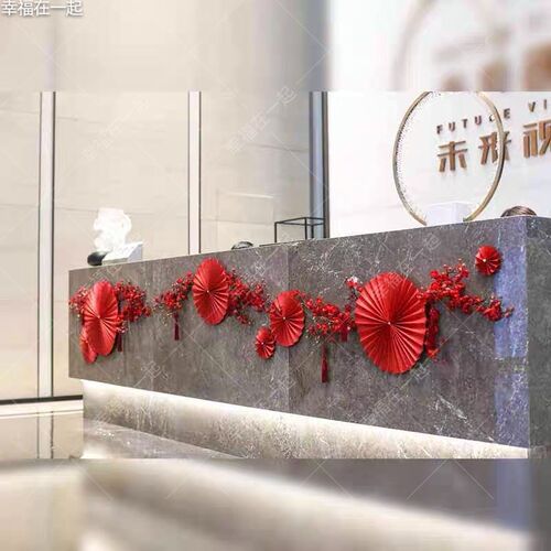 过蛇年公司大堂前台新年元旦春节装饰场景氛围活动布置折扇子喜扇