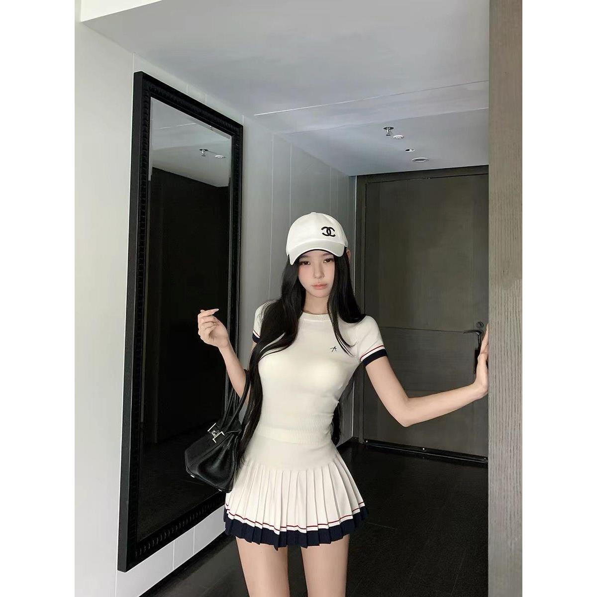 白色修身刺绣短袖针织T恤女夏季休闲运动套装百褶裙半身裙两件套