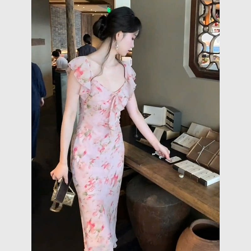 明媚纯欲粉色碎花裙女夏季显肤白温柔荷叶领斜裁显瘦吊带连衣裙