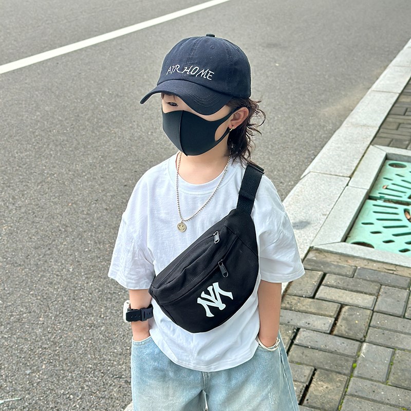韩版儿童包包男童帆布字母斜跨胸包宝宝出游轻便背包洋气男孩腰包