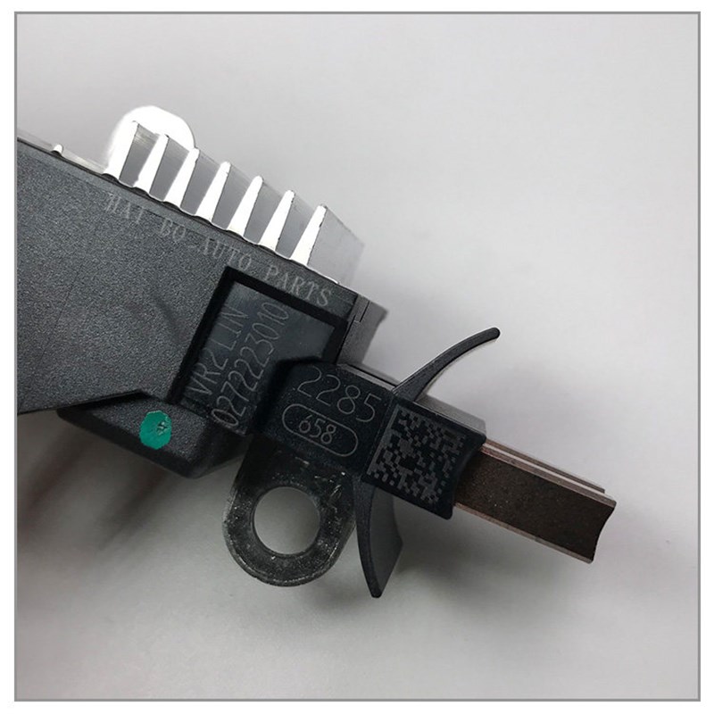 适用于15款宝马2F45118I/120I/125IX10272223010汽车发电机调节器