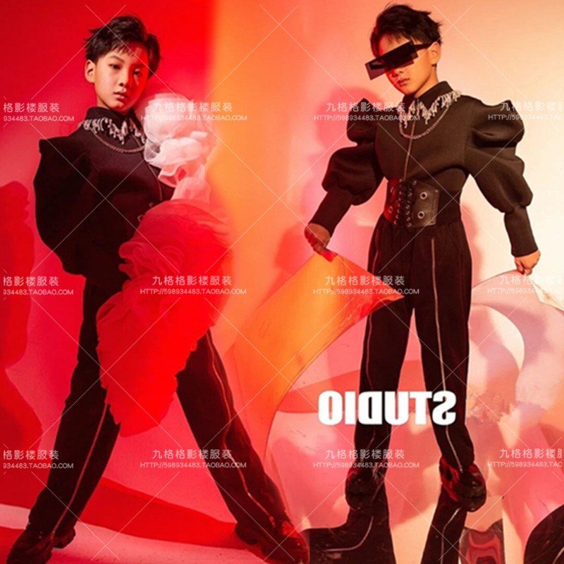 舞台表演男童走秀潮服个性科技风服装模特演出服儿童摄影写真拍照图片