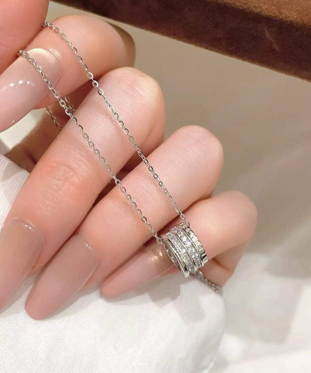 轻奢三环满钻小蛮腰项链小众高级感锁骨链简约百搭通勤送女友礼物