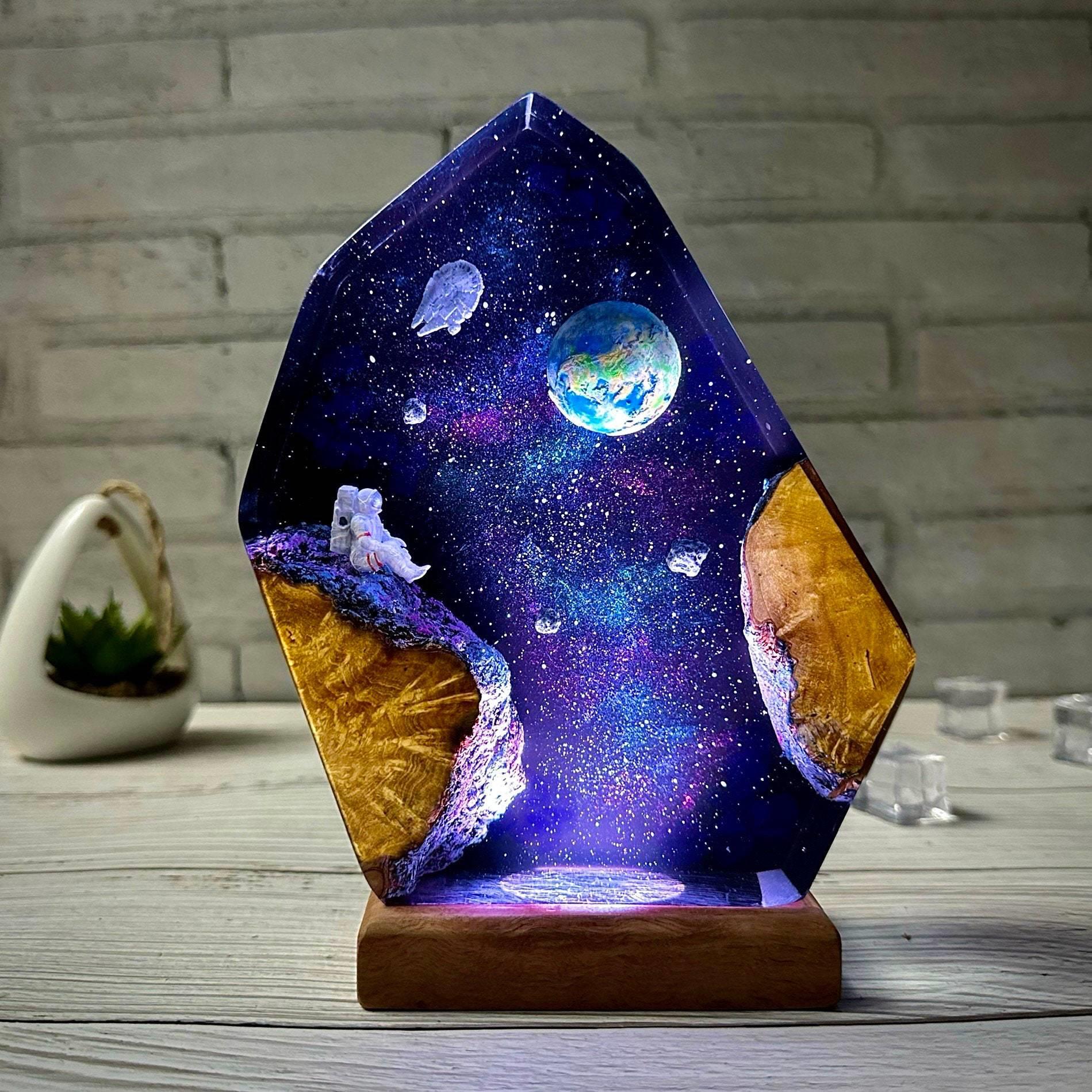 欧美热卖星际滴胶灯宇宙太空小夜灯树脂木太空银河灯给她的礼物