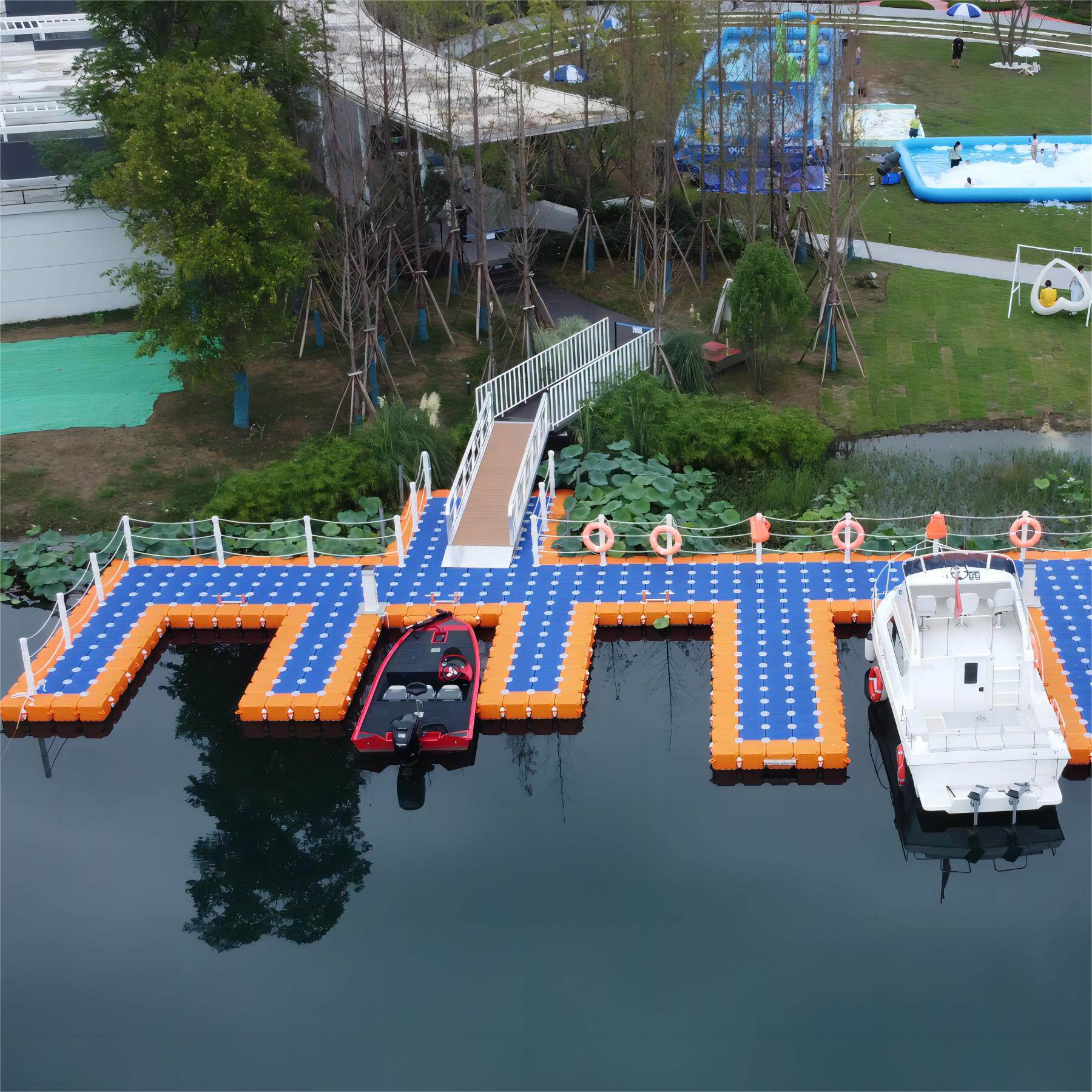 水上摩托艇码头停靠 海上冲浪浮桥 塑料浮筒浮台靠船游艇泊位码头