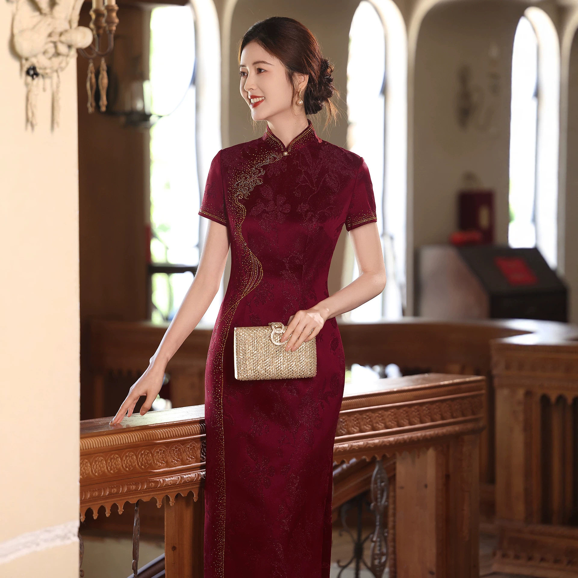 旗袍妈妈装高端轻奢2026夏季新款提花醋酸枣红喜婆婆婚宴礼服气质