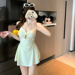 奶呼呼白色挂脖连体泳衣女裙式遮肉显瘦水上乐园纯欲保守海边泳装