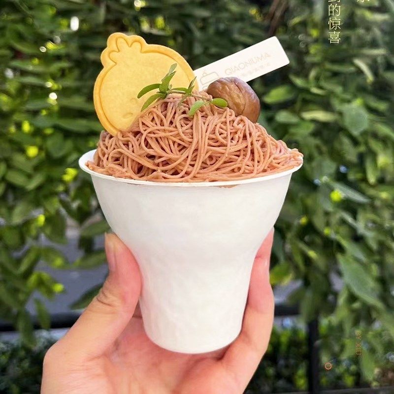 手握栗子杯包装盒栗子蛋糕打包盒手拿杯子一次性可降解纸浆盒环保
