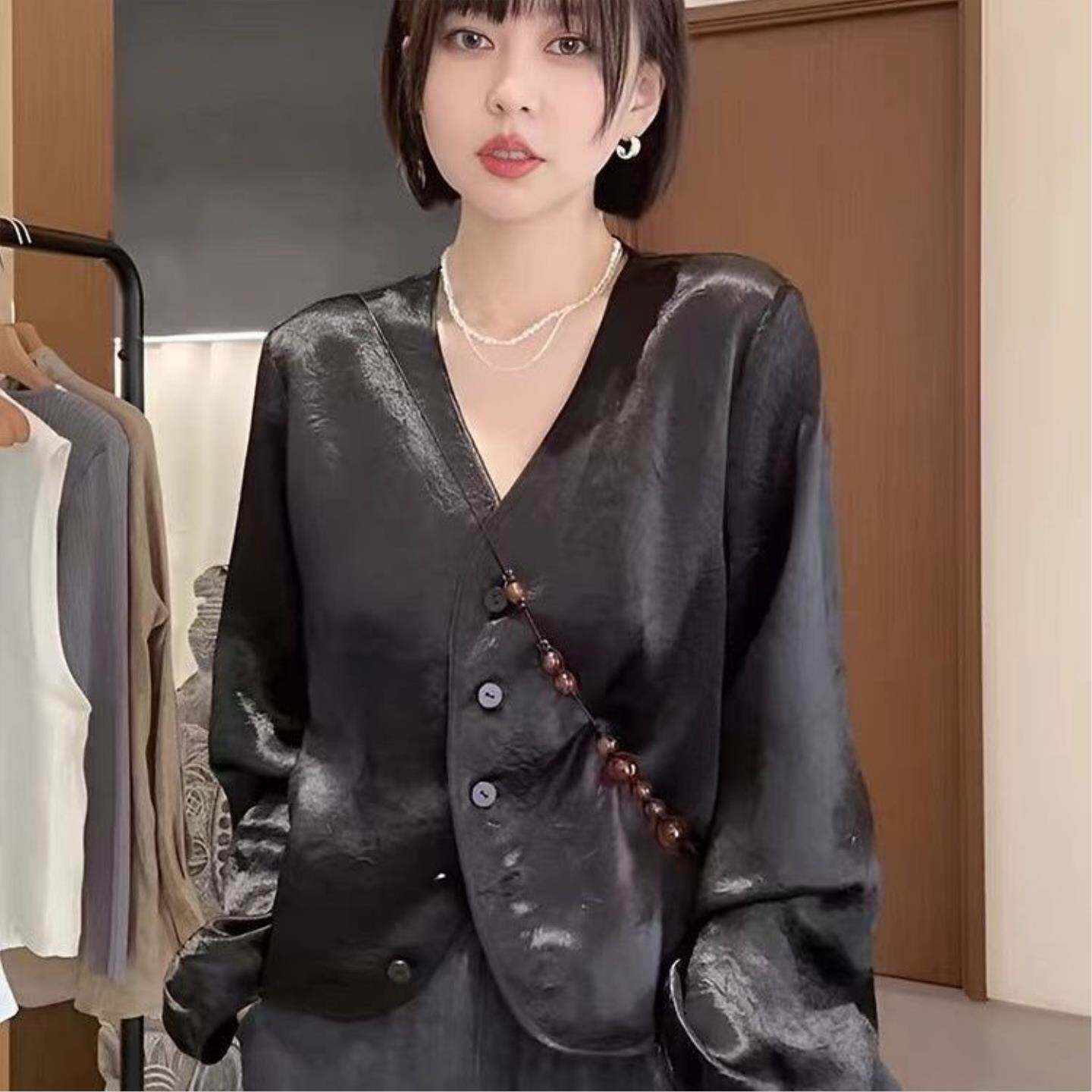 名媛复古衬衫黑色外套女2026春季宽松遮肚子缎面外搭开衫短款上衣