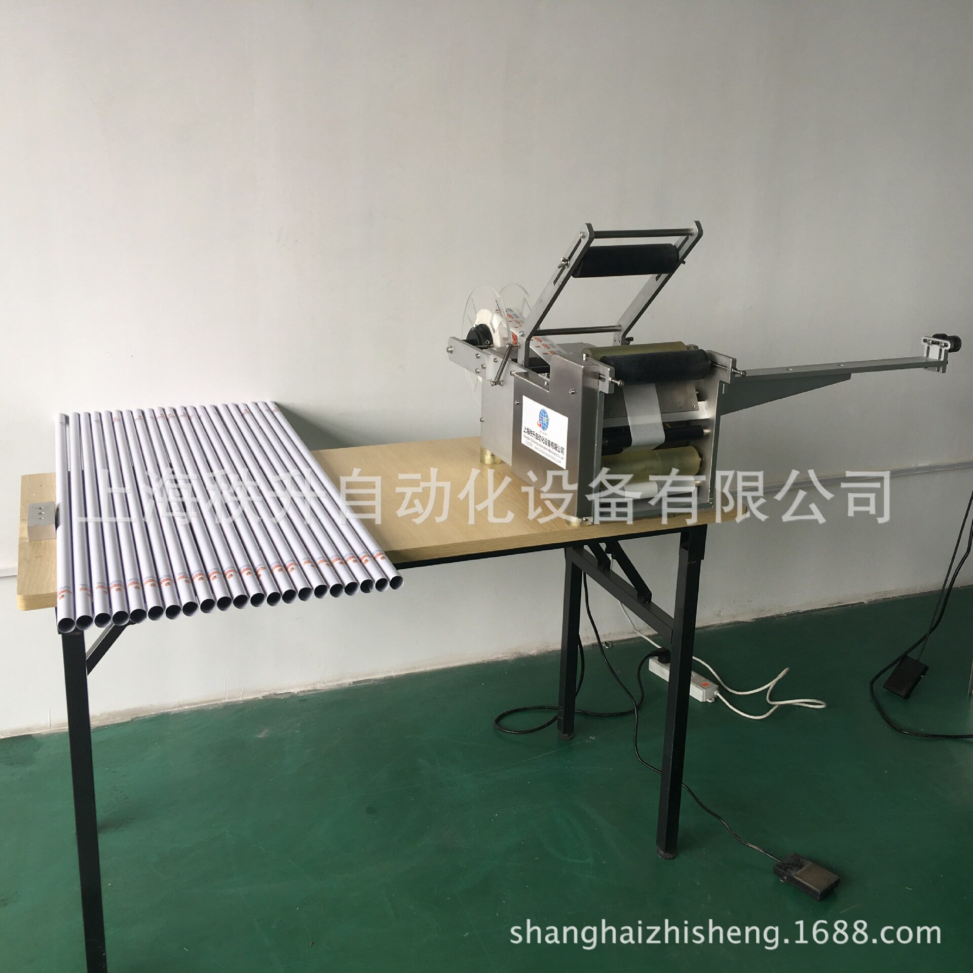 小型贴标机灯管贴商标机器拖把管贴标签机器晾衣杆贴标机