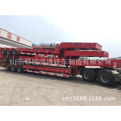 挂车产地供应11米3轴带爬梯钩机板半挂 轻量化低地板半挂车