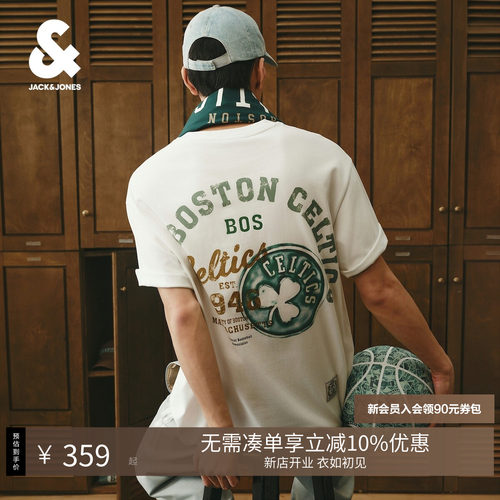 微宽松版型上身随性舒适，罗纹圆领贴合颈部