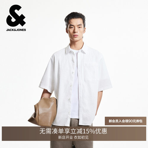 宽松版型，翻领领口，纽扣门襟