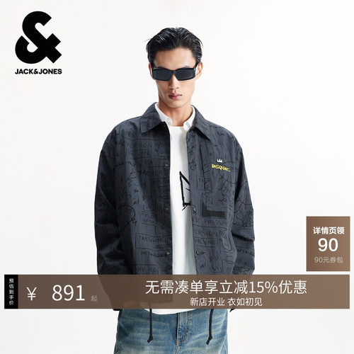 宽松版型，翻领领型，衣身满印图案，