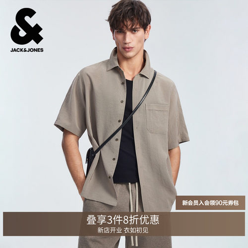 略宽松版型，尖领领型，胸前贴袋口袋