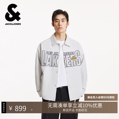 宽松版型，翻领领型，按扣门襟，