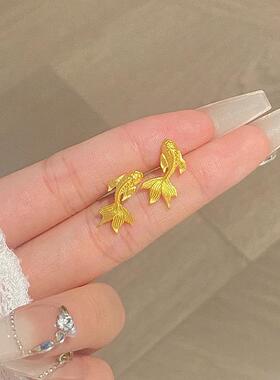 金店同款拉丝金鱼耳钉女款小巧精致百搭吞金锦鲤耳饰订婚饰品