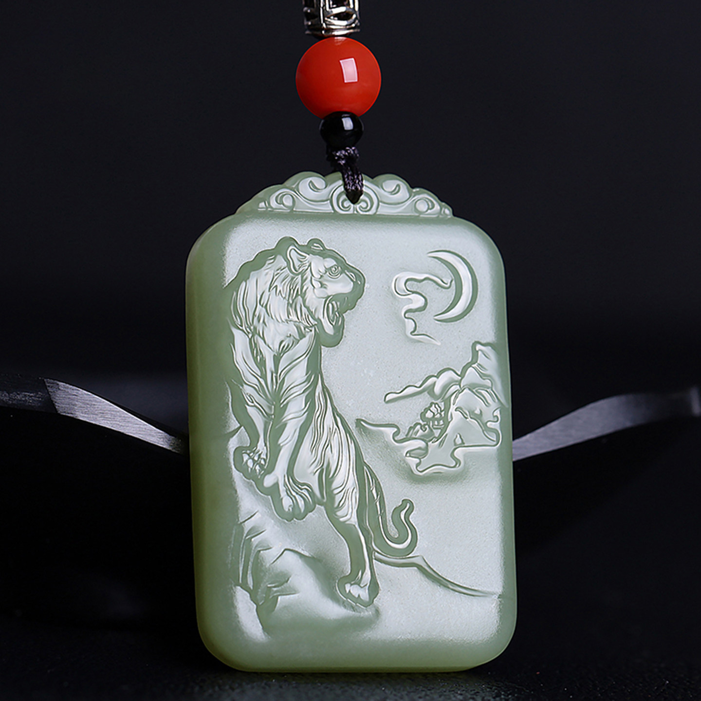 真品天然和田玉上山虎吊坠本命年