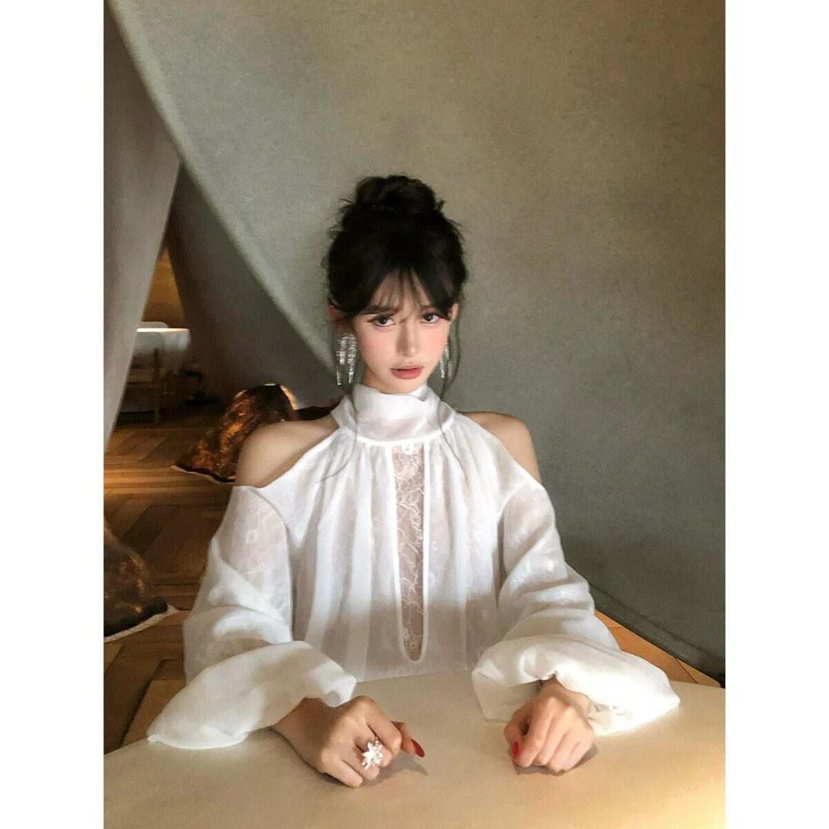 法式新款花边白色蕾丝衫露肩长袖衬衫女秋季新款温柔风显瘦防晒女