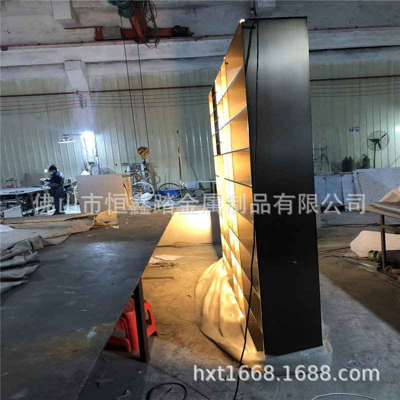 青古铜不锈钢总裁换衣柜  镶入式不锈钢电镀壁龛 带灯储物架图片