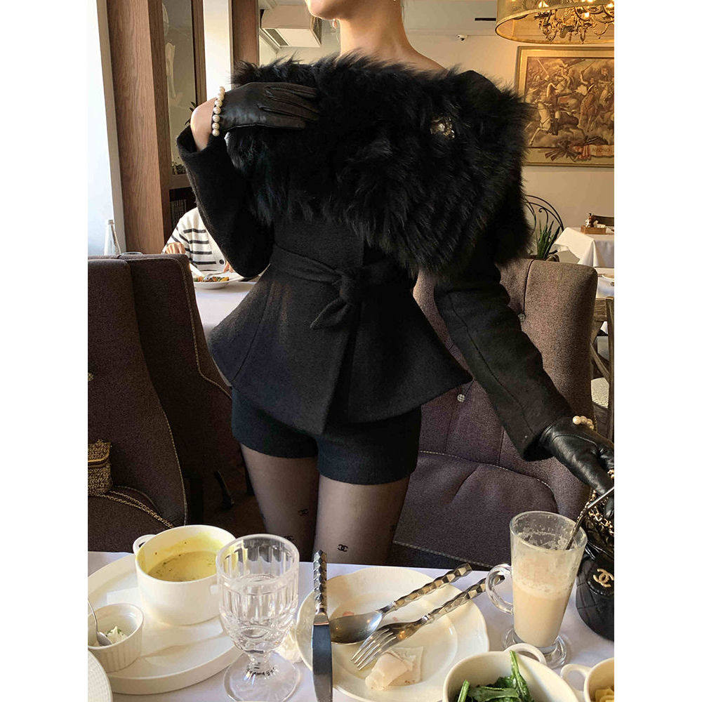 Lattitude/杨小鹭 贵女千金狐狸毛条披肩+收腰短款毛呢外套+短裤