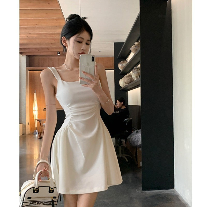 法式赫本风气质礼服小白裙女早春季高级感纯欲收腰a字吊带连衣裙