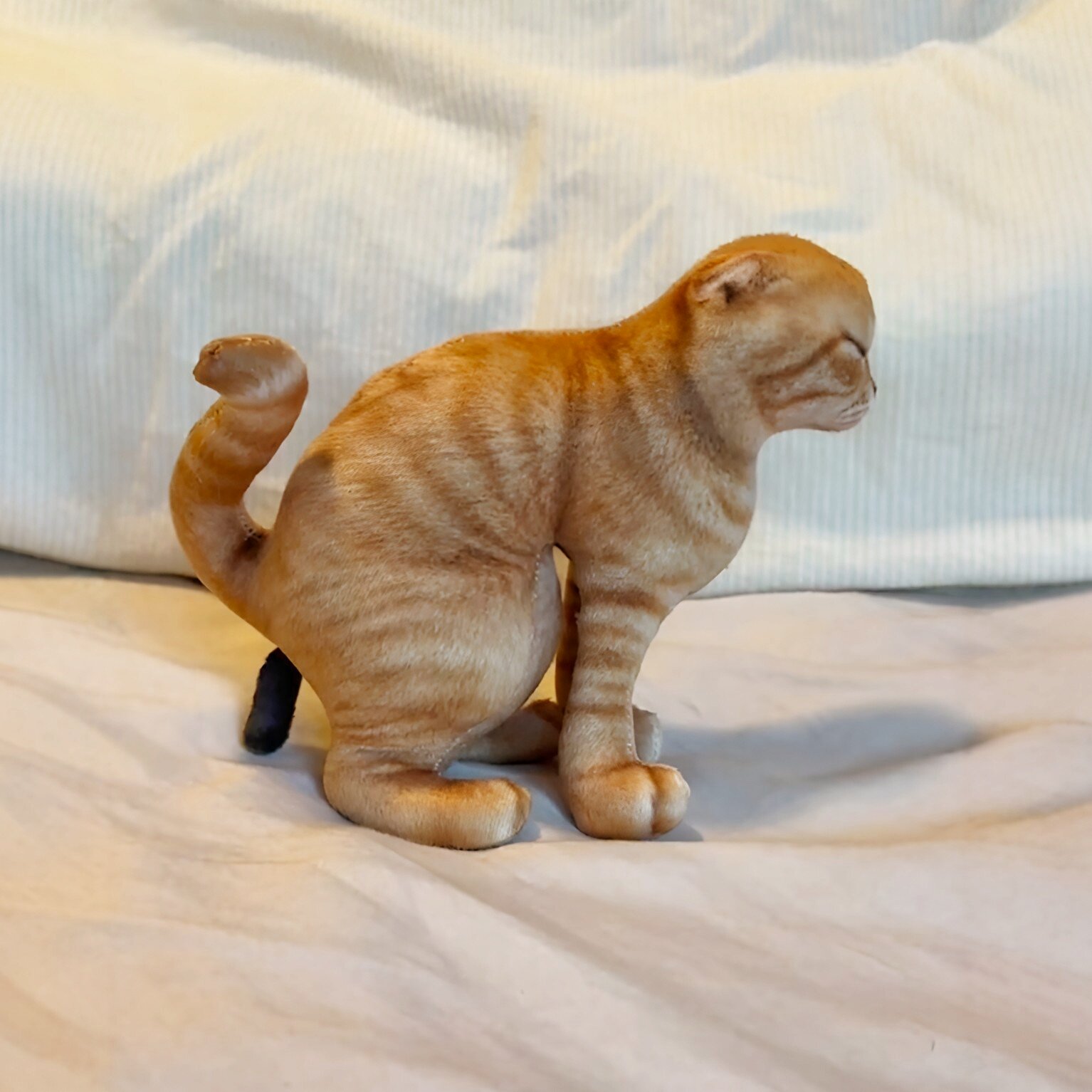 嗯嗯猫拉屎抱枕仿真橘猫玩偶整蛊