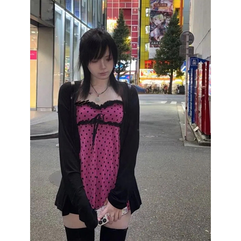 黑色开衫+辣妹波点上衣两件套