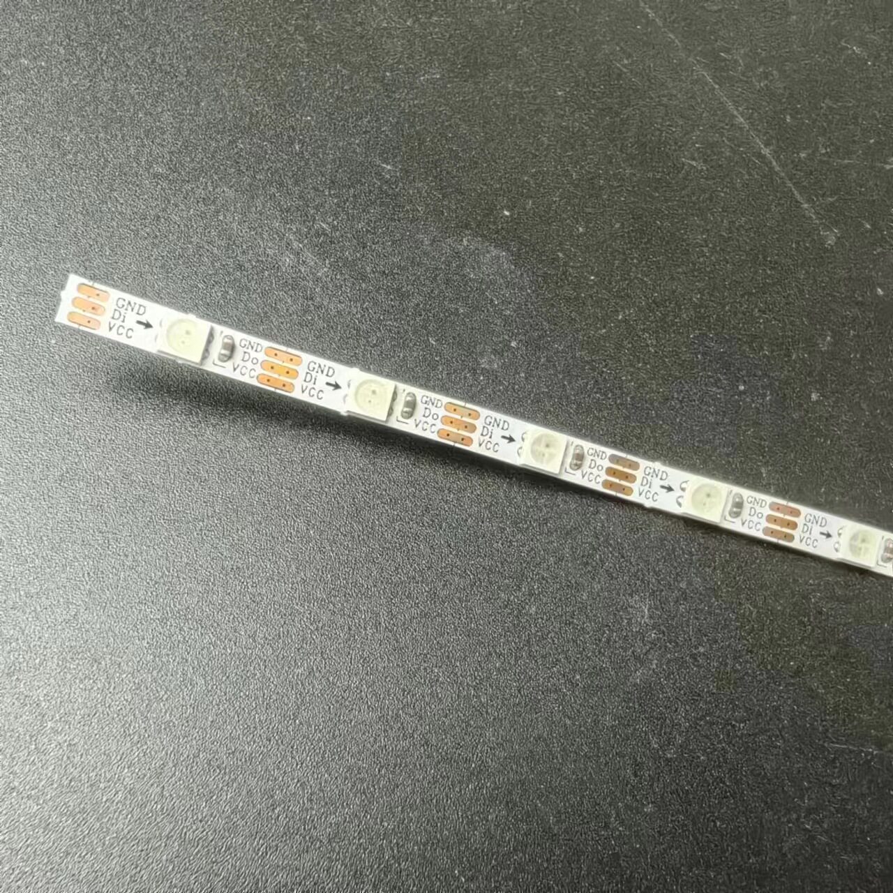 4MM宽超窄SK6812 3535幻彩全彩软灯带 4MM宽5V LED流水可编程灯带