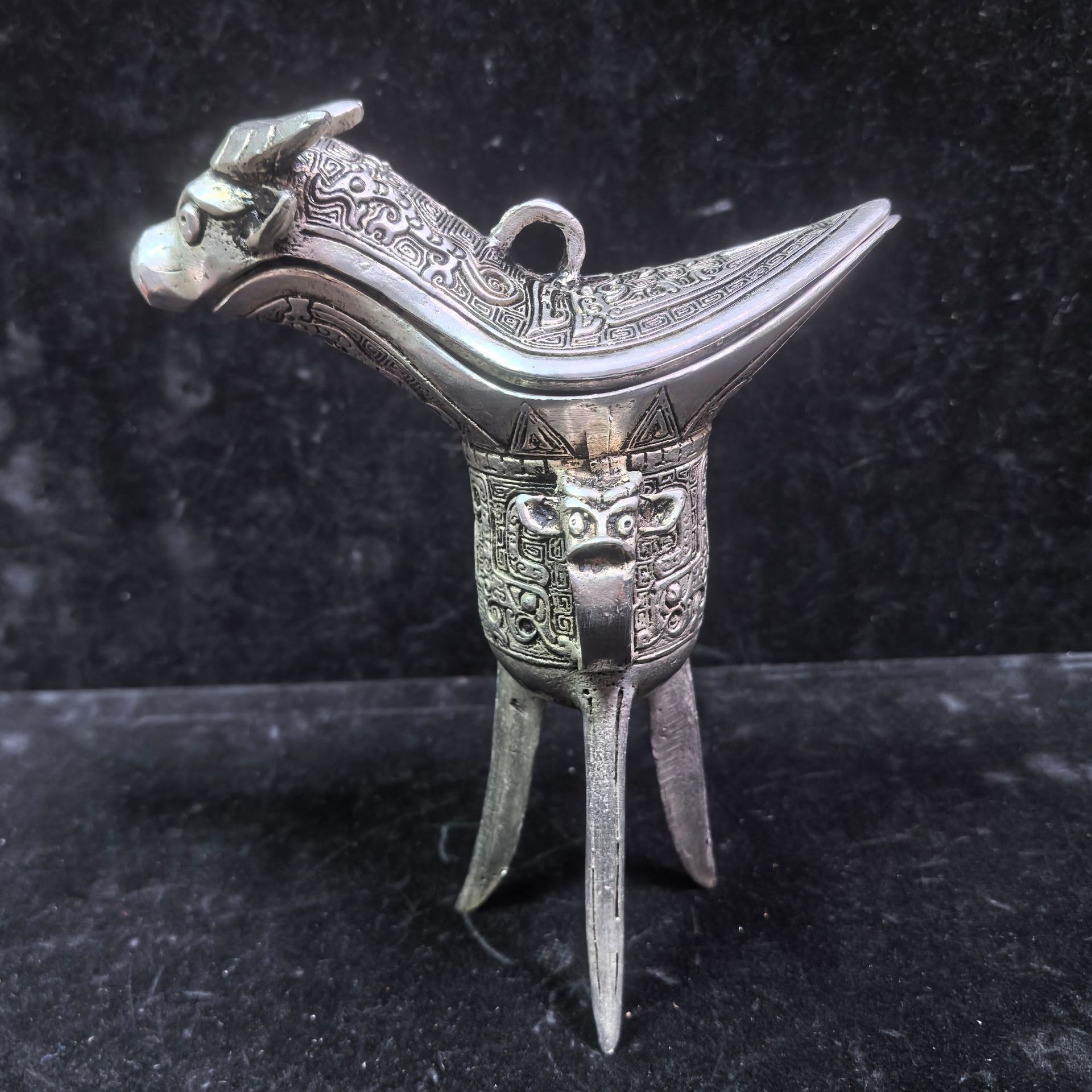 仿古做旧合金工艺品三脚牛头盖杯铜器爵杯古摆件装饰品酒器爵凤