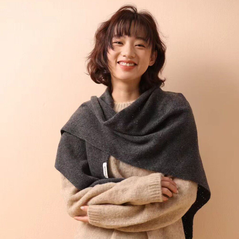 批发秋冬新款羊毛混纺三角披肩女保暖加厚针织围巾纯色百搭斗篷