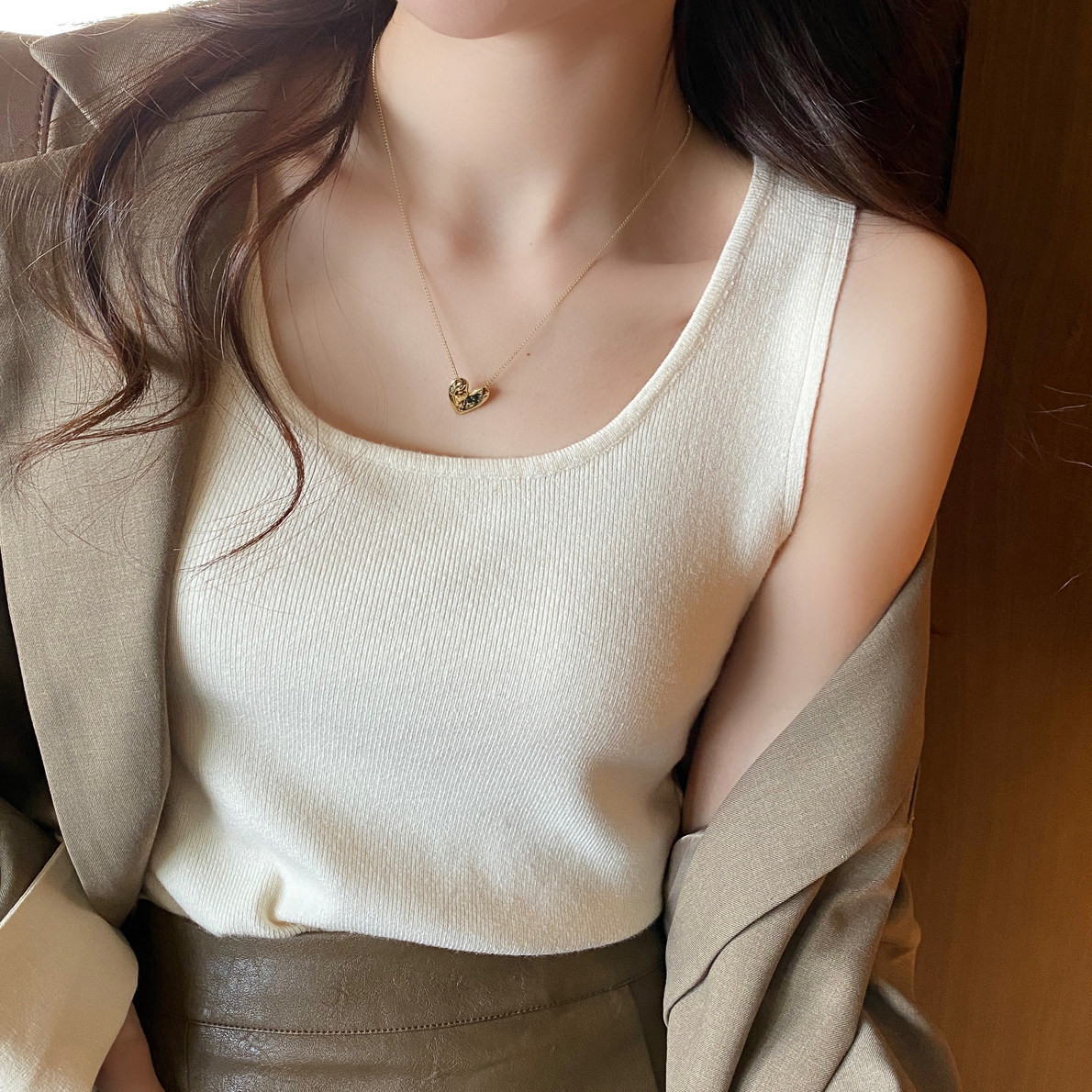 杏白色针织吊带背心女西装内