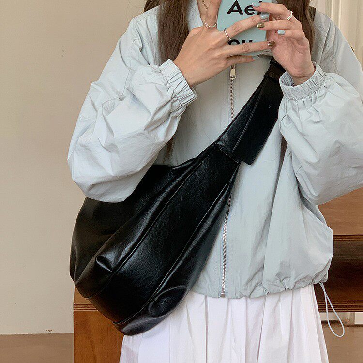 软皮大容量黑色饺子包包女2026新款复古通勤休闲单肩斜挎托特包