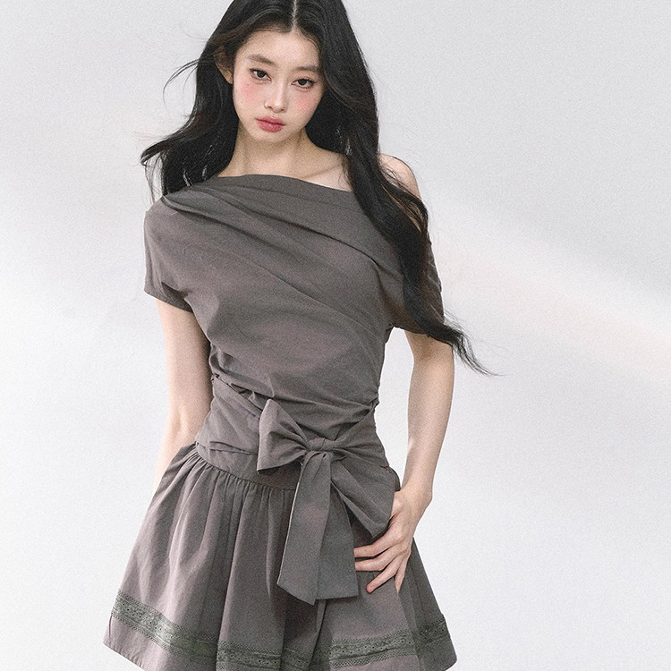 法式轻熟风露肩连衣裙女2026新款甜美修身蝴蝶结收腰通勤高级短裙
