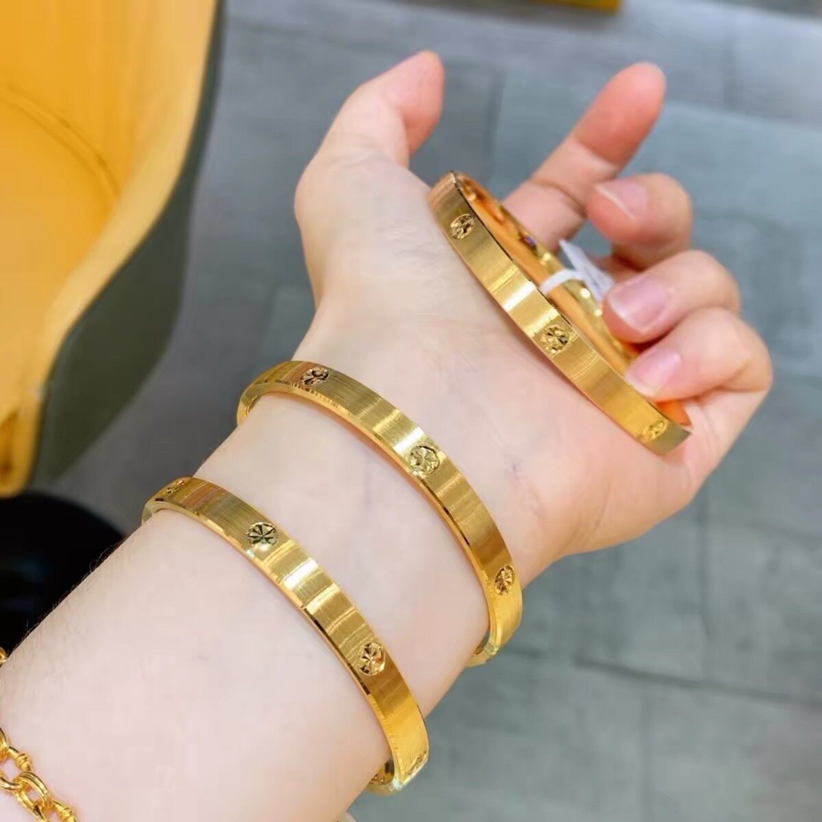 沙金米字花钻纹拉丝女士手镯仿真合金素圈手镯