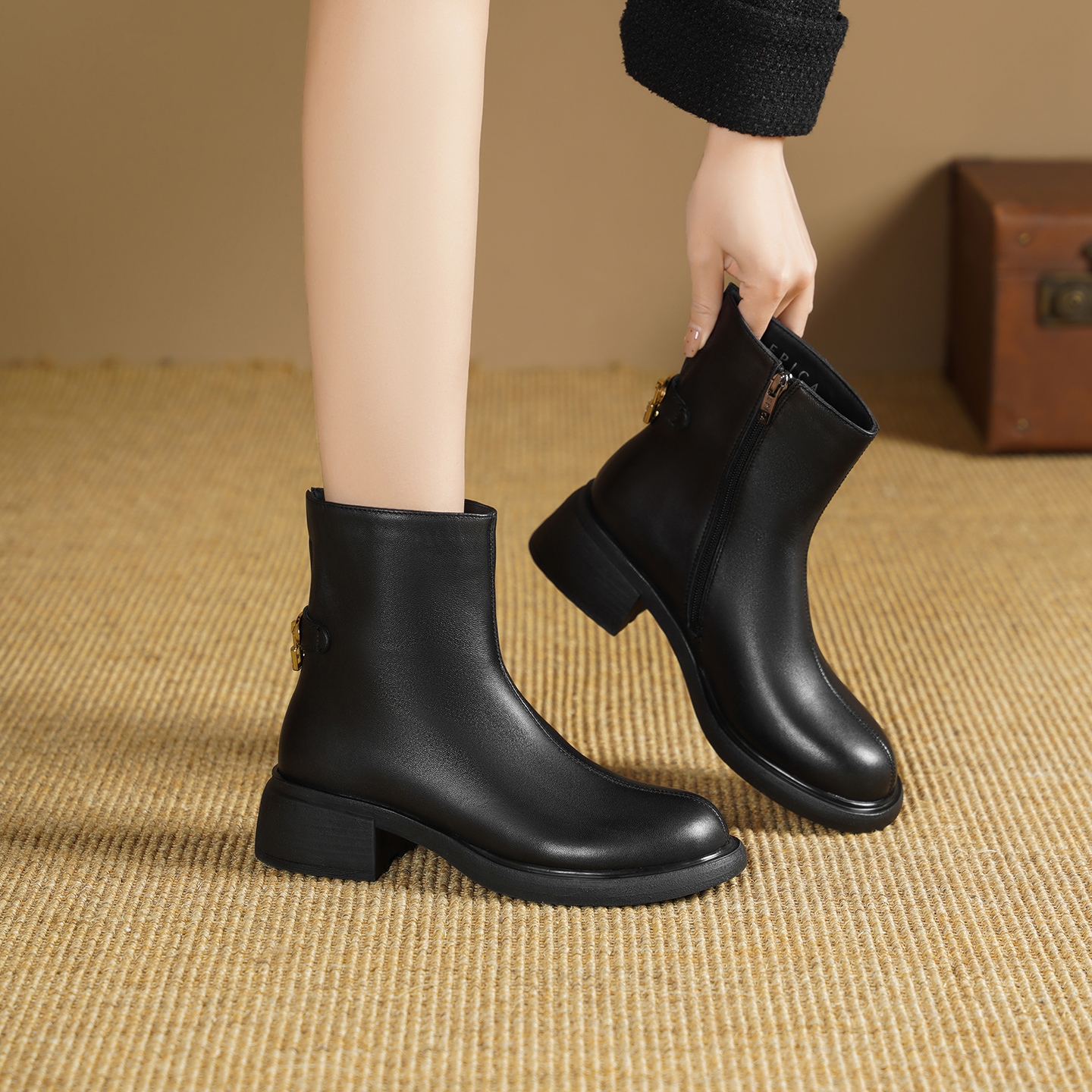 圆头厚底短靴中跟秋冬真皮小个子