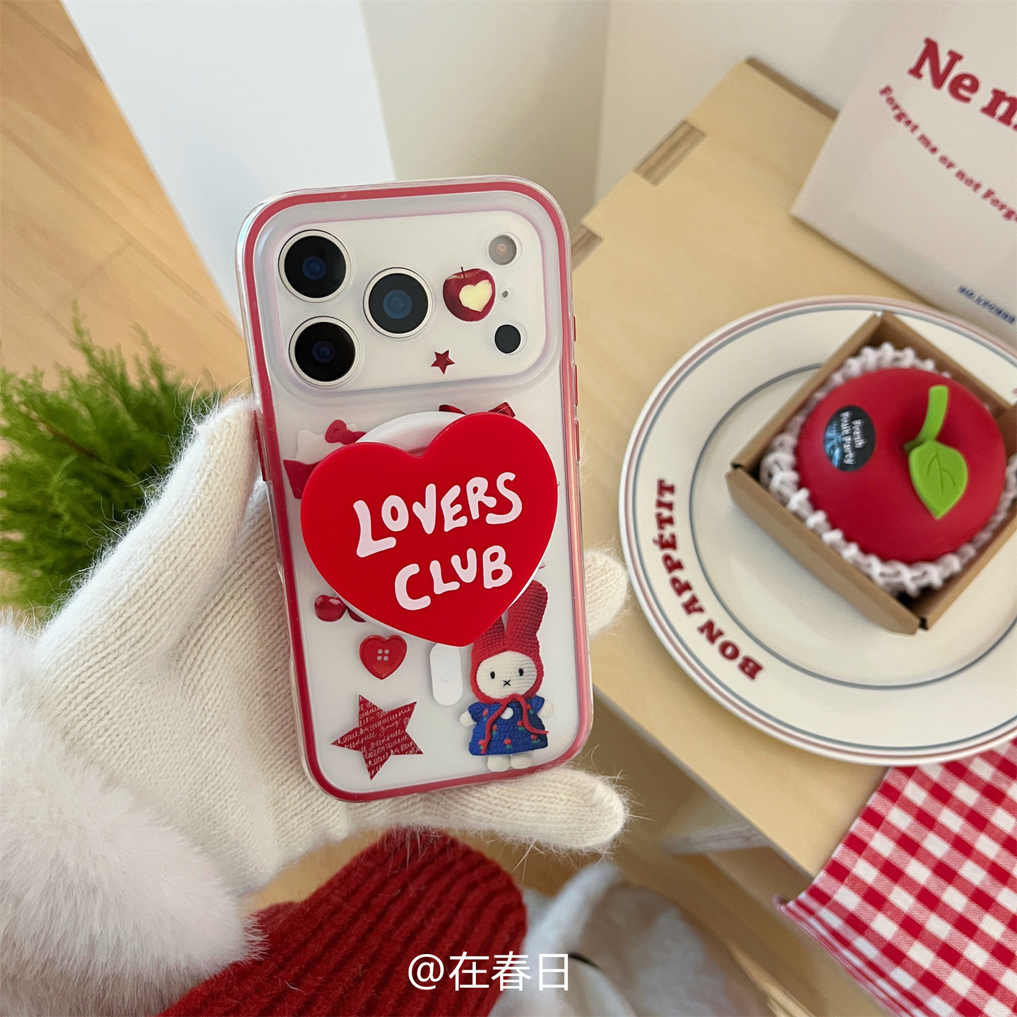 在春日趣味新年红丝带米菲兔磁吸爱心支架17适用iPhone17promax精孔17pro二合一保护壳16Promax新款苹果15p