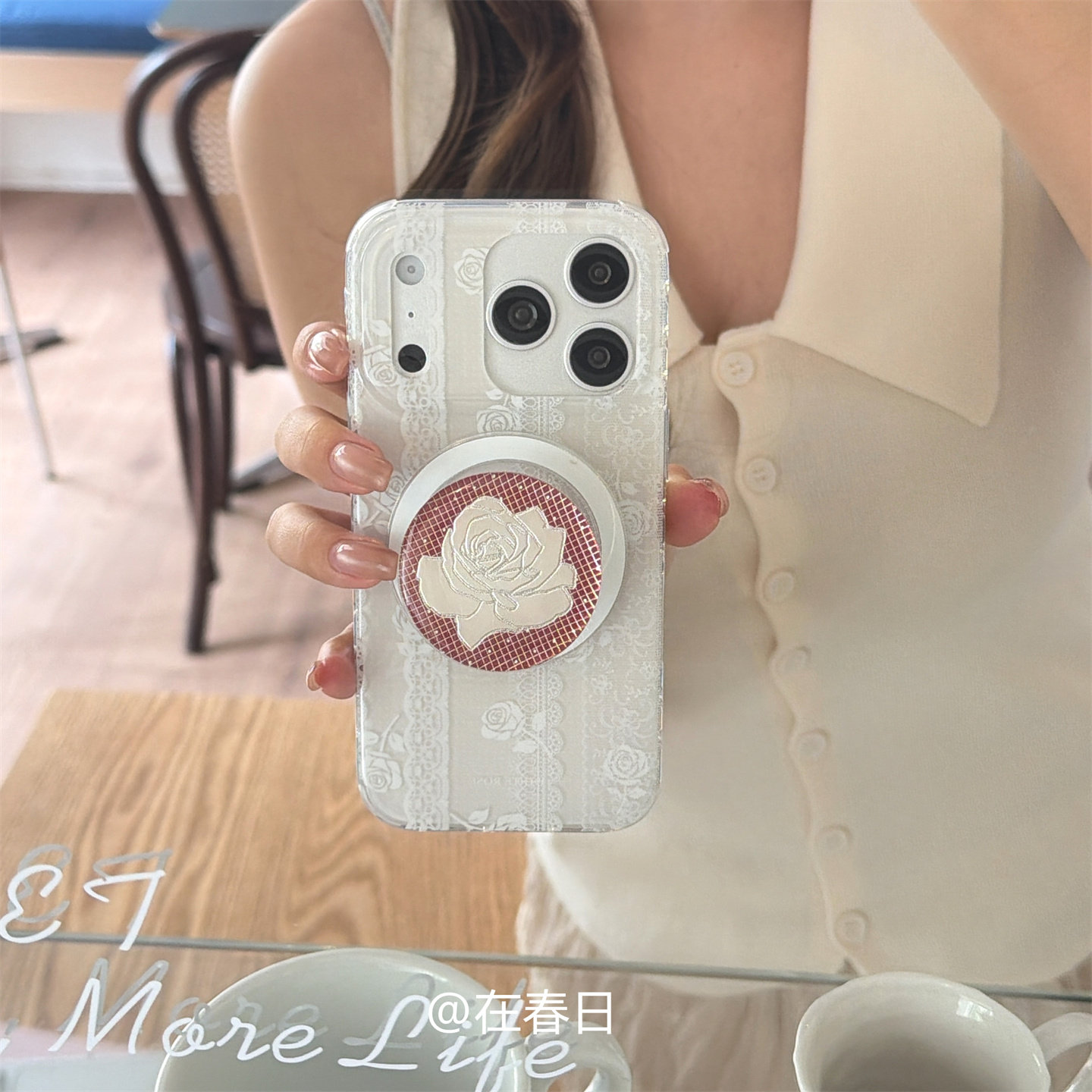 在春日气质白蕾丝玫瑰花磁吸支架16适用iPhone17proma