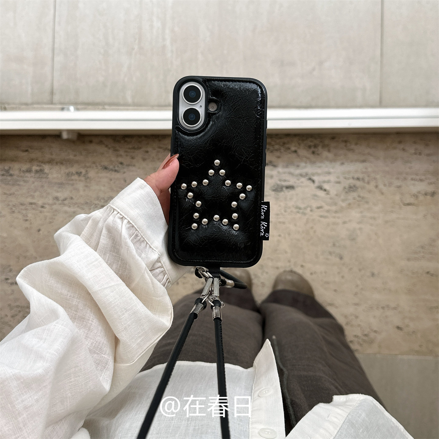 在春日时髦小众铆钉星星蝴蝶结斜挎挂绳壳适用于苹果17promax