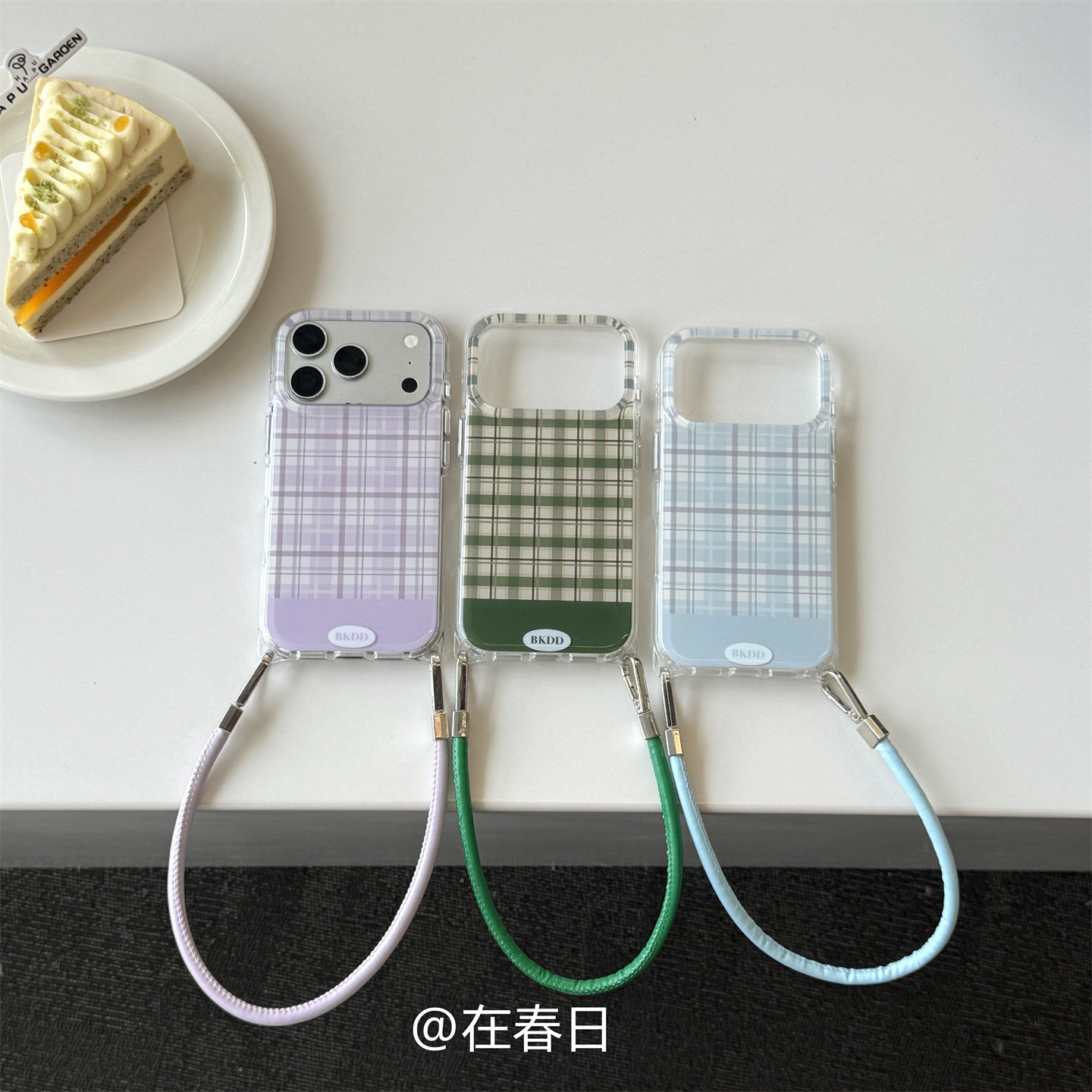 在春日韩系个性拼接格纹手提挂绳手机壳17适用iPhone17promax全包16promax保护壳女生15pro防摔苹果17pro