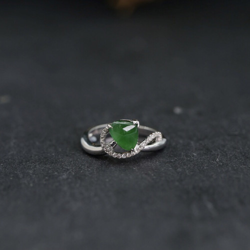 慕古白18k金镶嵌天然翡翠A货辣绿戒指货号MU7ZE24B8