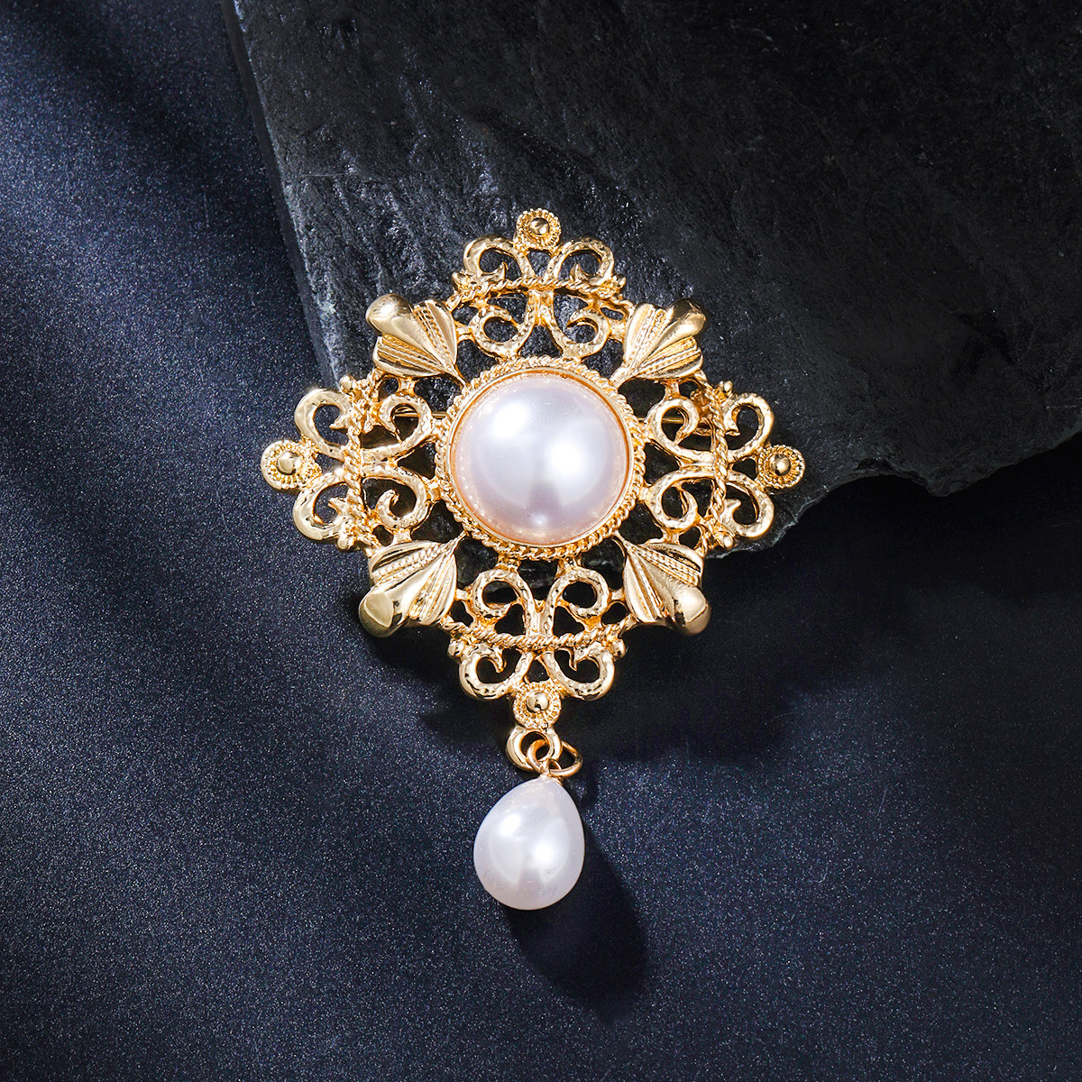 欧美跨境热销珍珠水滴胸针女小众设计感镂空花纹别针西装外套胸花,饰品/流行首饰/时尚饰品新,胸针,淘宝优惠券,粉丝福利购,淘宝优惠卷